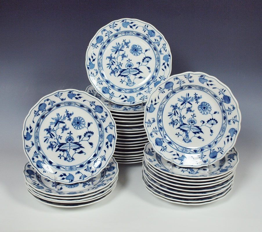 34 MEISSEN BLUE ONION DINNER PLATES  149662