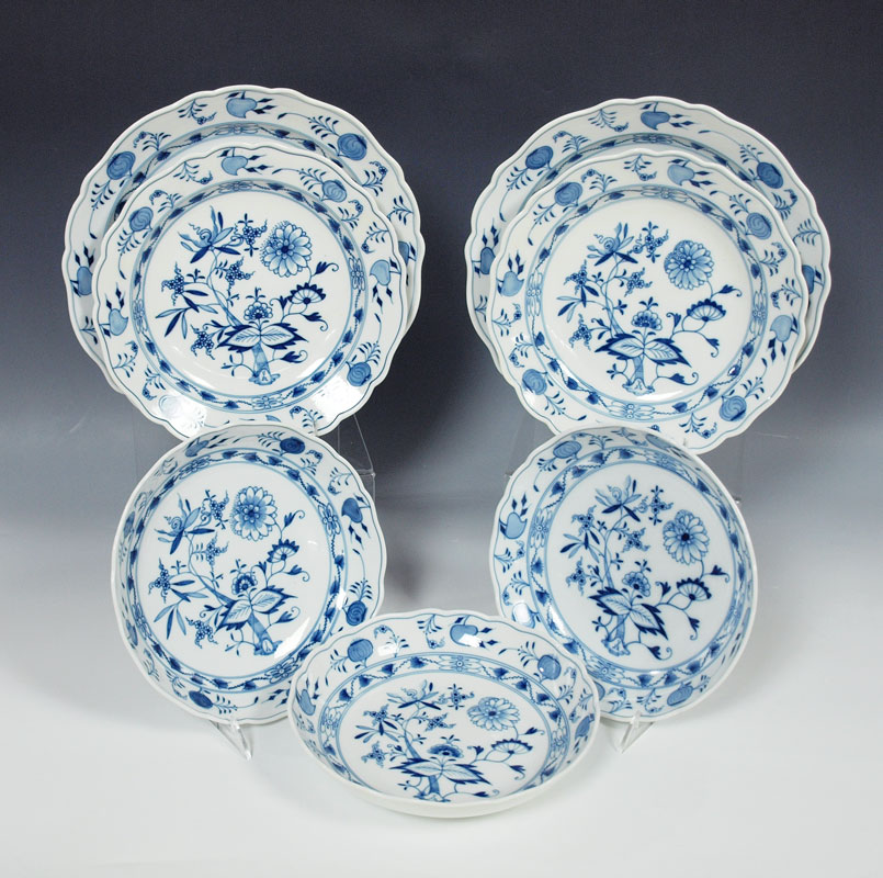 GROUP OF 7 BLUE ONION SERVING AND