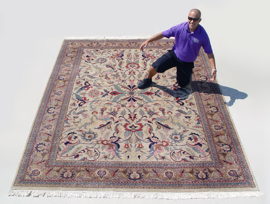 FINE HAND TIED ORIENTAL RUG: Approx.