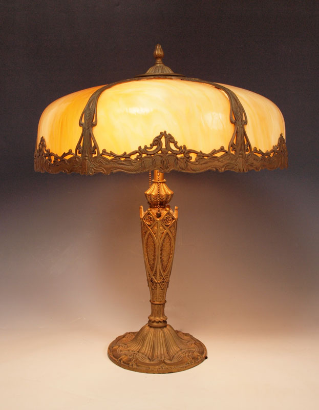 VINTAGE SLAG GLASS TABLE LAMP: