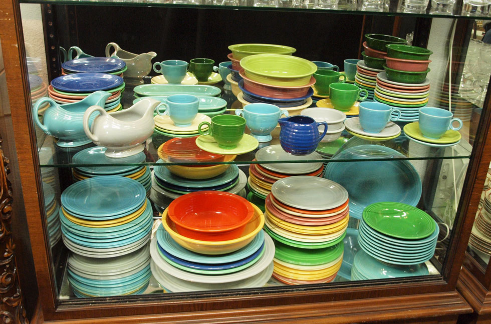 LARGE COLLECTION OF VINTAGE FIESTA DINNERWARE: