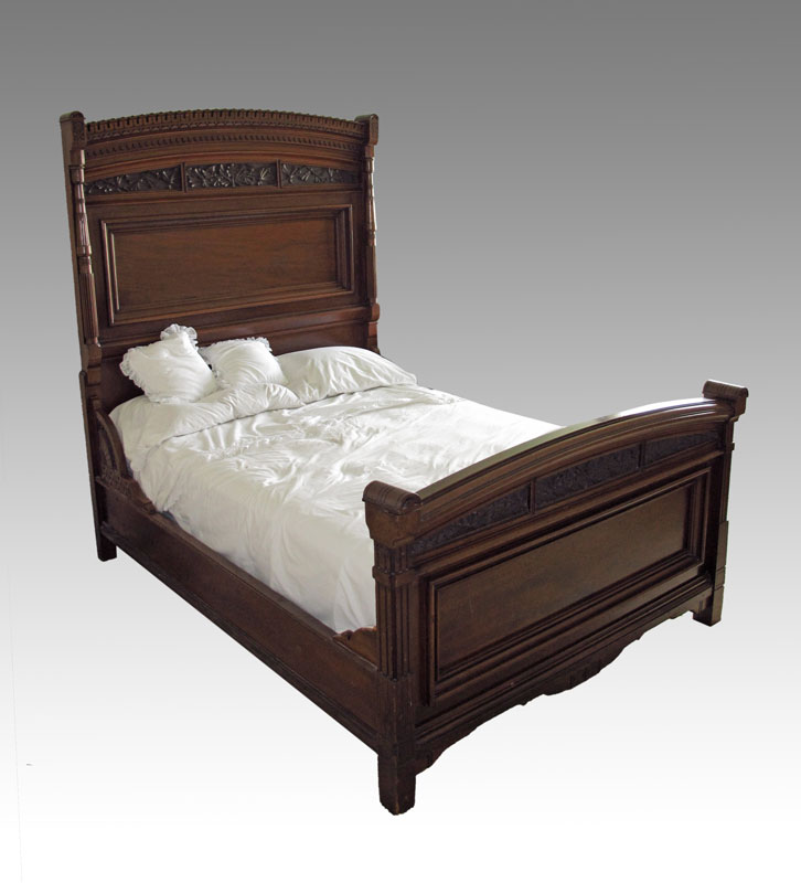 HIGH VICTORIAN BED: Rich mahogany tall
