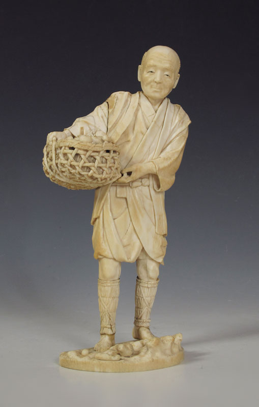 EXQUISITELY CARVED IVORY FIGURE  147572