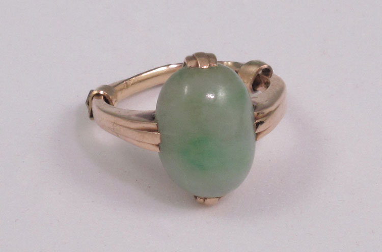 14K JADE RING: 14K yellow gold