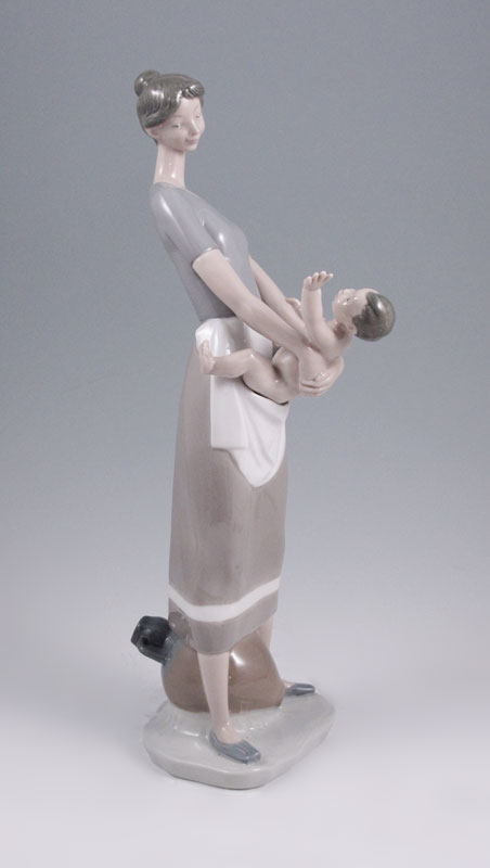 LLADRO FIGURINE: ''Mother and Child''