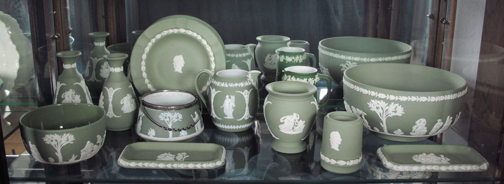 12 PIECE GROUP WEDGEWOOD GREEN 147763