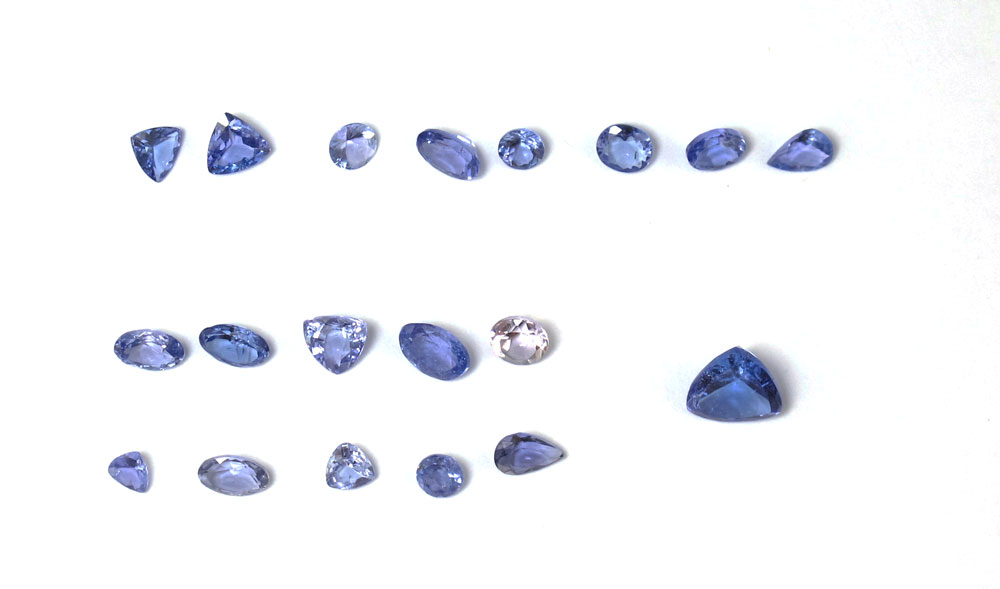 APPROX 18 TANZANITE GEM STONES  147823