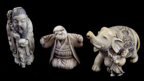 A FINE GIFU SCHOOL IVORY NETSUKE OF