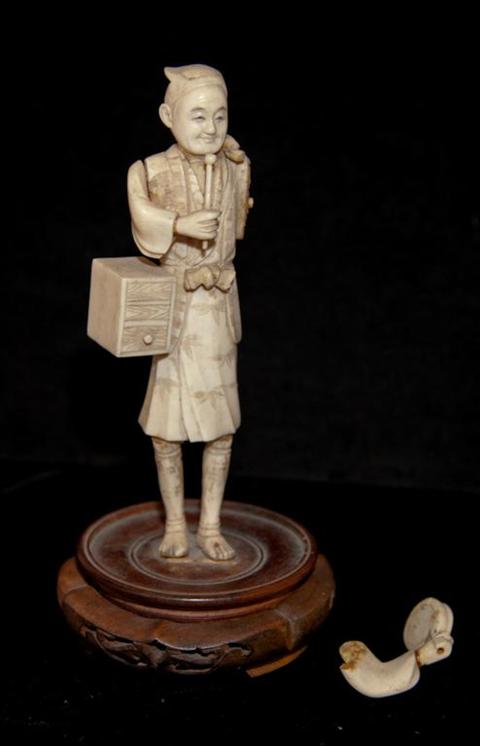 JAPANESE IVORY OKIMONO OF A DRUMMER