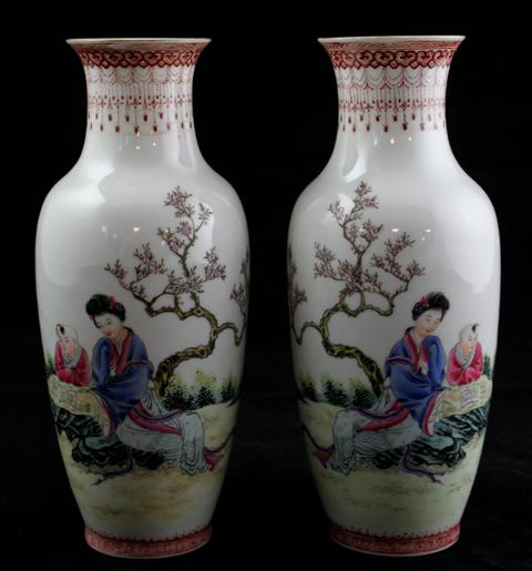 PAIR OF CHINESE FAMILLE ROSE VASES 1478db