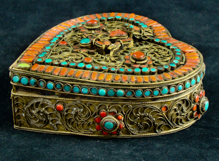 SINO-TIBETAN HARDSTONE-INLAID HEART