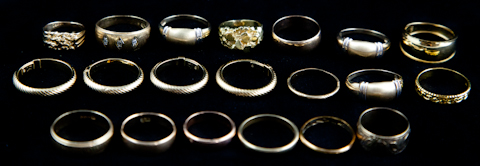 GROUP OF TWENTY GOLD BAND RINGS of various