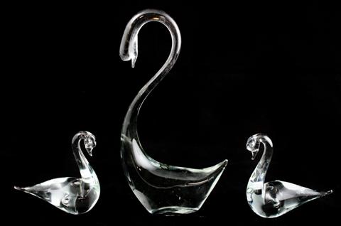 THREE STEUBEN GLASS MODELS OF SWAN 1479db