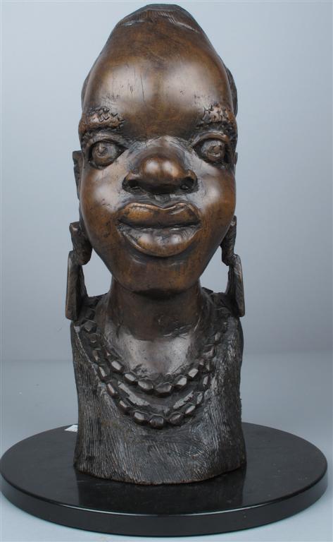 CARVED WOODEN BUST OF AN AFRICAN 1479f7