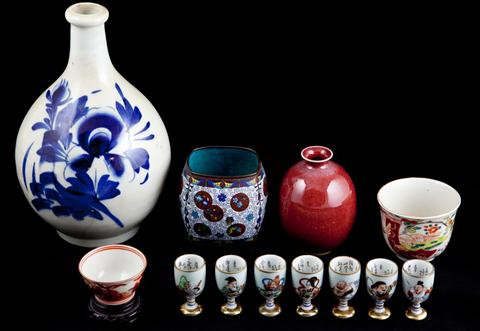 GROUP OF JAPANESE CERAMICS including