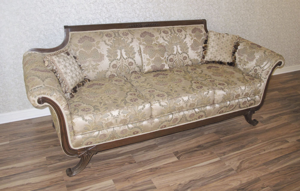 FEDERAL STYLE SOFA: Applied carving