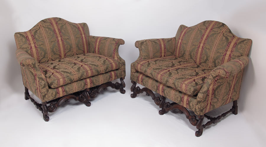 PAIR OF CHIPPENDALE STYLE SETTEES:
