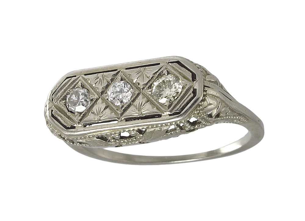 18K FILIGREE 3 STONE DIAMOND RING: