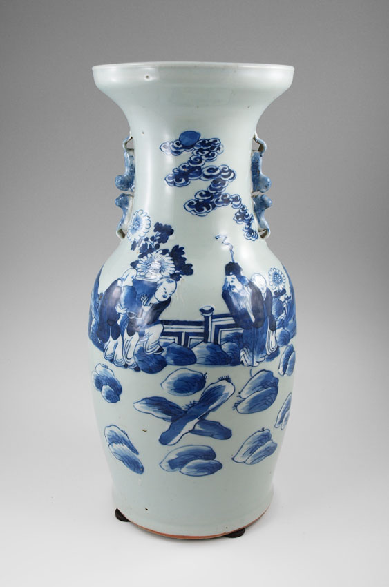 CHINESE BLUE DECORATED TALL VASE  147cd4