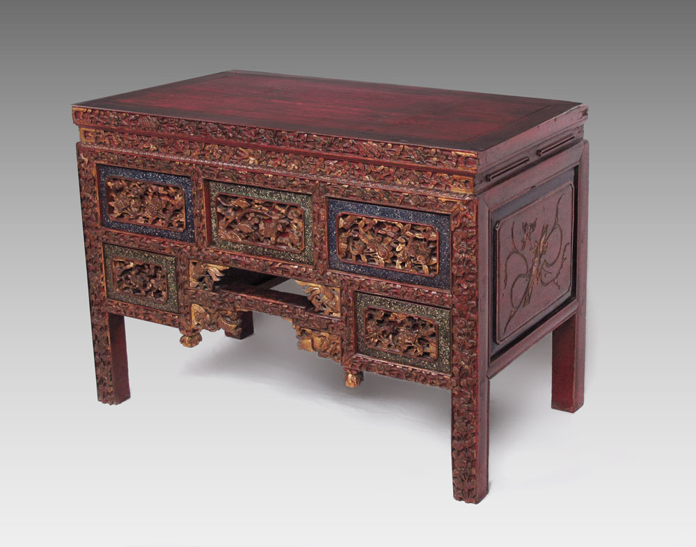 CHINESE CARVED CHEST: Highly detailed