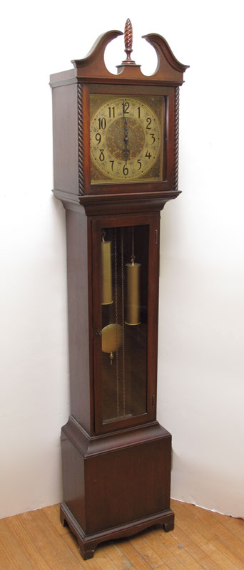 COLONIAL MFG MAHOGANY GRANDMOTHER CLOCK: