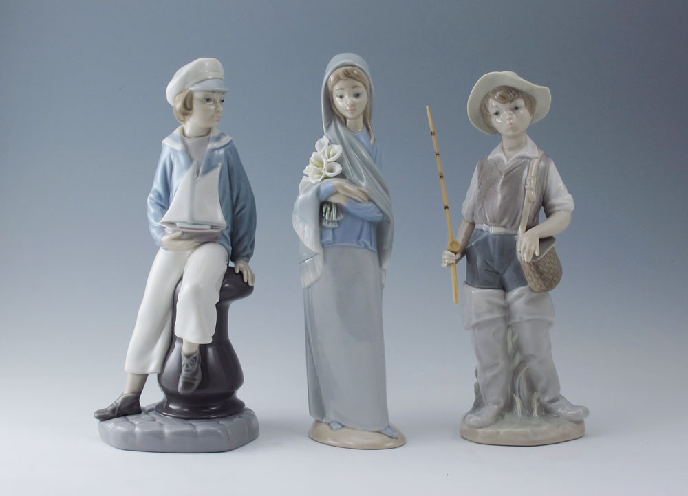 THREE LLADRO PORCELAIN FIGURINES: