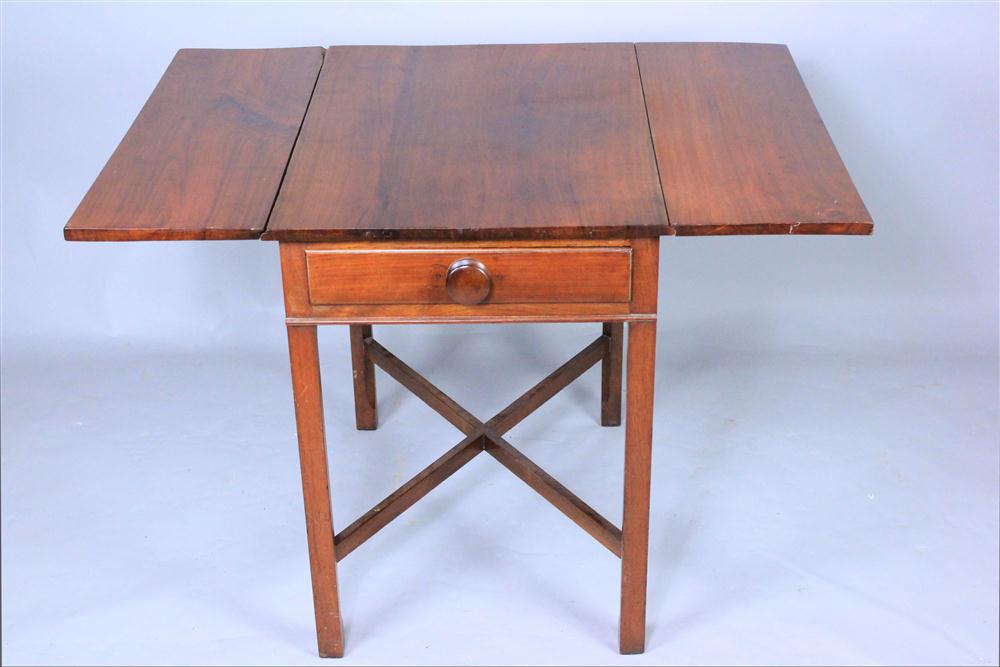 AMERICAN CHIPPENDALE WALNUT PEMBROKE 147fb4