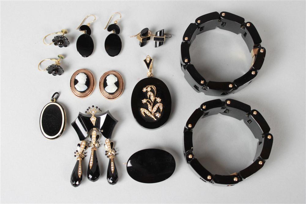 GROUP LADY'S ONYX AND GOLD JEWELRY