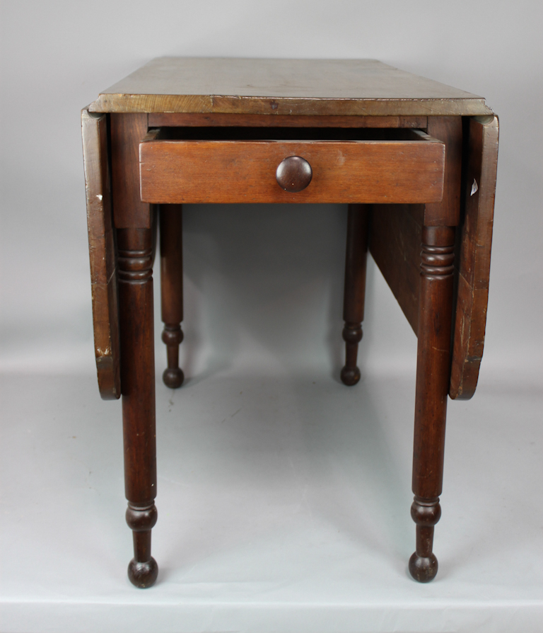 LATE FEDERAL MAPLE DROP LEAF TABLE