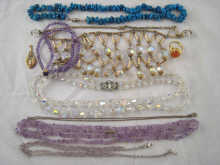 A quantity of costume jewellery and