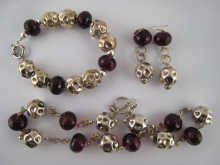 A suite of jewellery comprising 14ab6c