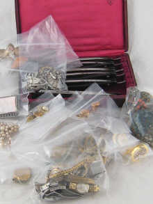 A quantity of jewellery including a