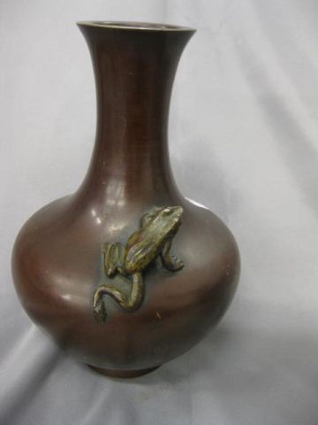 Oriental Bronze Vasewtih frog climbing 14b9cd