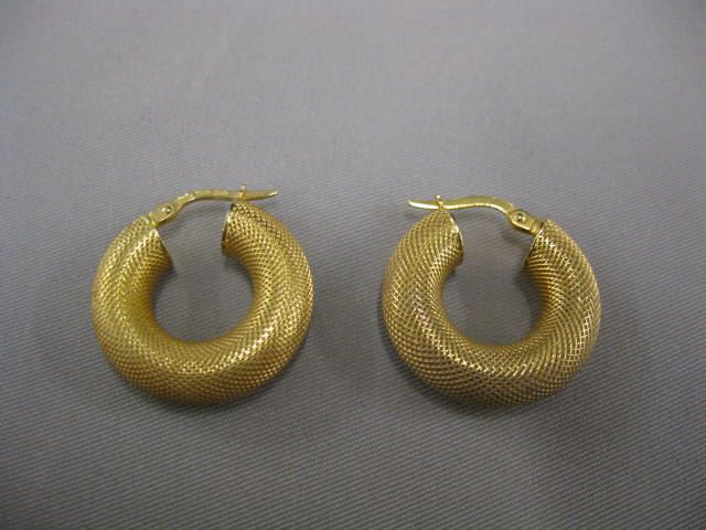 Pair of 14k Gold Earrings finely 14bb6b