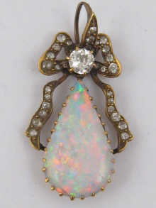 A teardrop shaped opal pendant 14bc5d