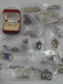 A quantity of silver and white 149b32