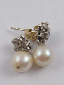 A pair of cultured pearl and diamond 149b5e