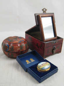 A Chinese lacquered jewellery box