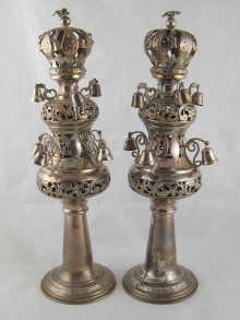 A pair of white metal tests silver  149c1e