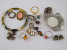 A mixed lot of mainly costume jewellery 149cae