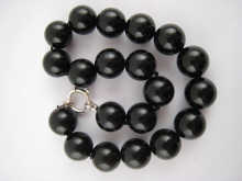 An onyx bead necklace (beads approx.