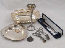 A mixed lot of silver and white metal