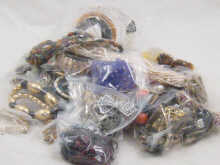 A large quantity of costume jewellery 149d9f