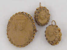 A gilt metal mounted suite of jewellery 149df0