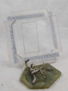 A square glass dish with flowerheads