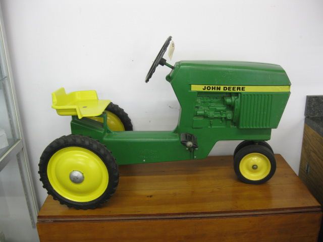 John Deere Child s Riding Tractor  14a0fc