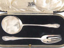 A cased pair of silver cake servers 14a625