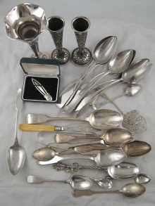 A mixed lot of silver and white metal