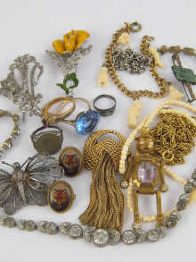 A mixed lot of costume jewellery