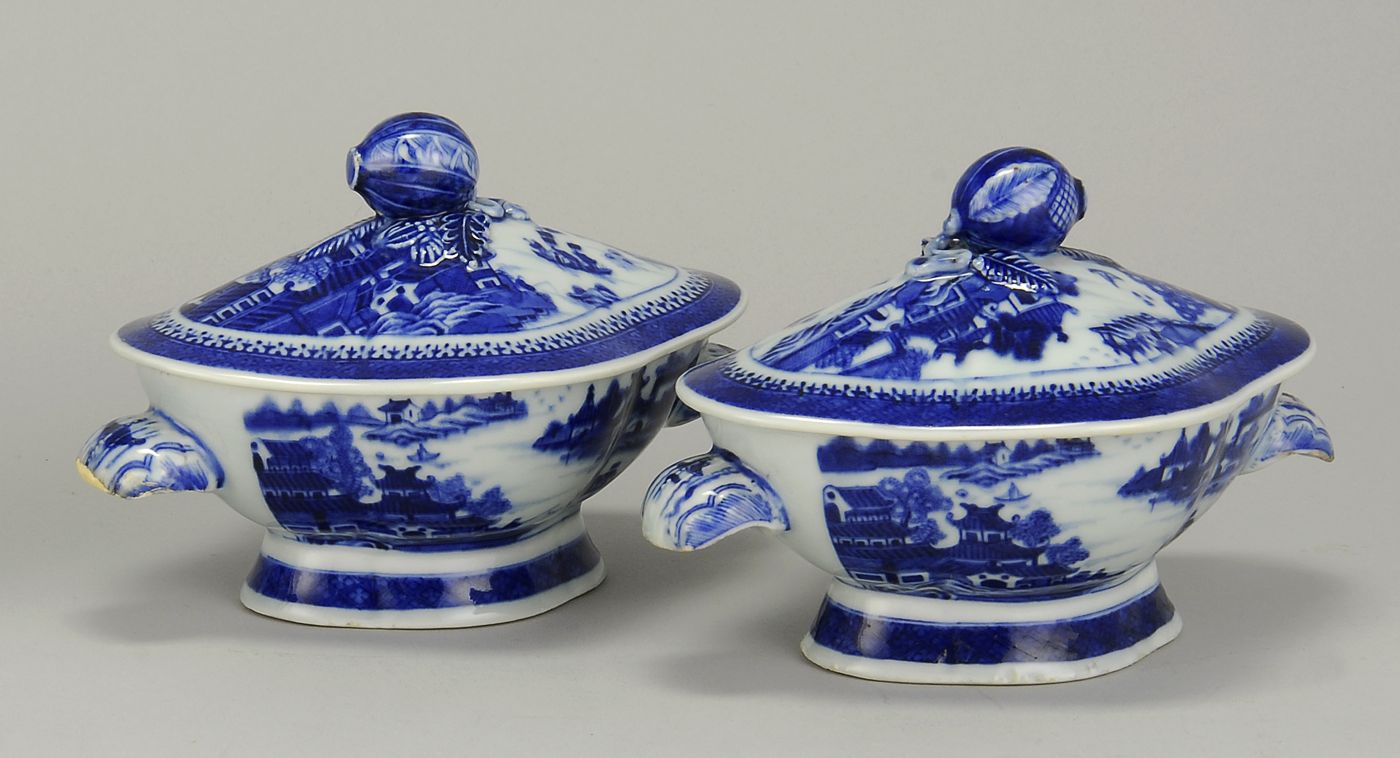 PAIR OF CHINESE EXPORT CANTON PORCELAIN